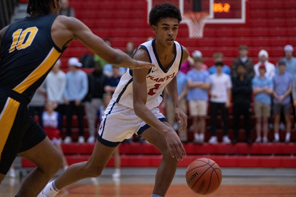 Plainfield Quakers sophomore Noah Smith dribbles the ball around Avon Orioles junior DeAndre Lott-Hancock Jan 5, 2024, at Plainfield High School in Plainfield, Indiana.