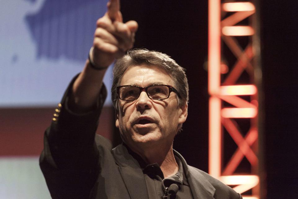 Texas Governor Rick Perry gestures as he speaks at the Family Leadership Summit in Ames, Iowa August 9, 2014. The Family Leader, a pro-family Iowa organization, is hosting the event in conjunction with national partners Family Research Council Action and Citizens United.� REUTERS/Brian Frank (UNITED STATES - Tags: POLITICS SOCIETY)