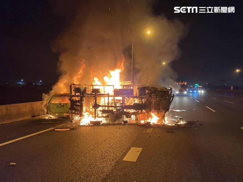 2車碰撞後，小貨車翻覆隨即起火燃燒。（圖／民眾提供）