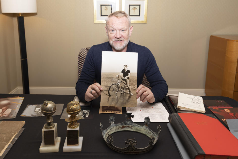 Jared Harris, hijo Richard Harris, sostiene una fotografía de su papá. 2022. (Photo by Belinda Jiao/PA Images via Getty Images)