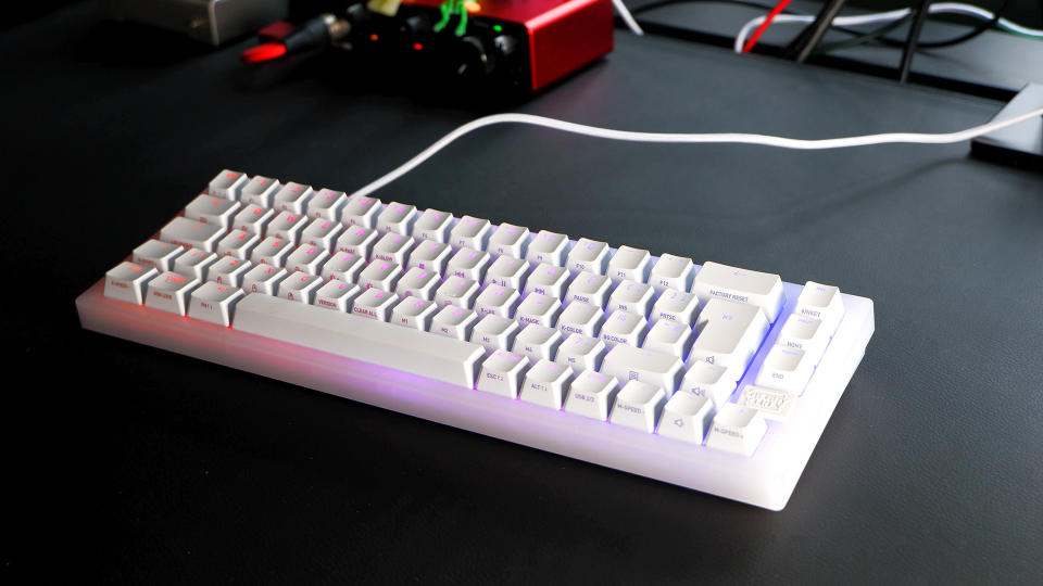 Το πληκτρολόγιο gaming Cherry K5V2 με το νέο Cherry MX2A ενεργοποιείται σε ένα γραφείο.