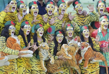 Cricket - Bangladesh v England - Second Test cricket match - Sher-e-Bangla Stadium, Dhaka, Bangladesh - 30/10/16. Fans of Bangladesh's cricket team cheer in the stands . REUTERS/Mohammad Ponir Hossain