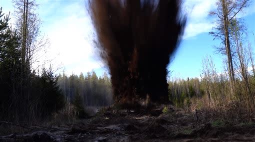 最後引爆炸藥時場面相當壯觀，而汽車也直接被炸成碎片。（圖／翻攝自Beyond the press Youtube）