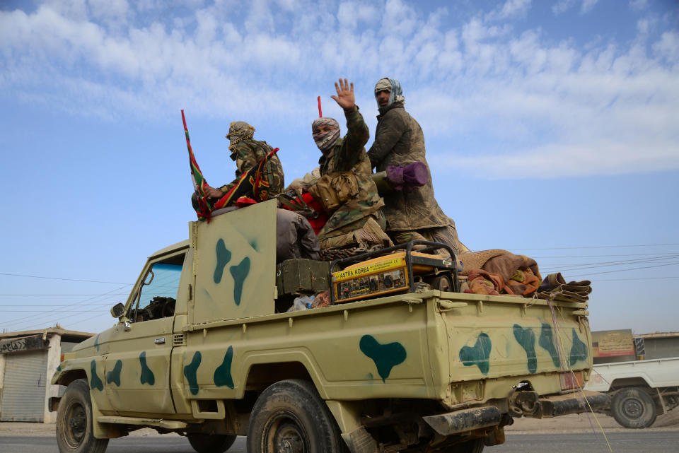 Popular Mobilization Forces (PMF) take part in an operation against Islamic State militants on the outskirts of the town of Hammam Al-Alil, south of Mosul, Iraq October 31, 2016. REUTERS/Stringer EDITORIAL USE ONLY. NO RESALES. NO ARCHIVE.