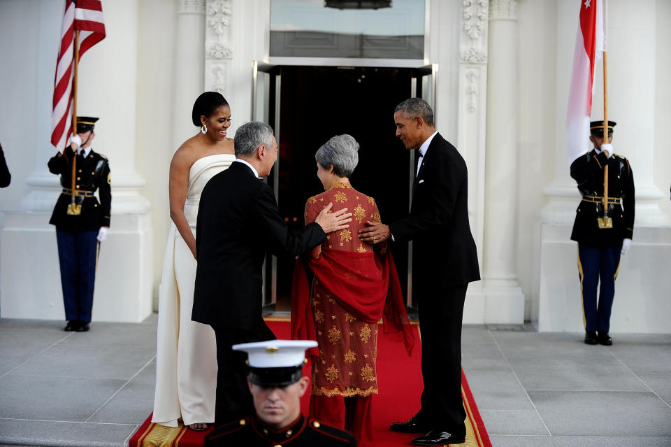 U.S. President Barack Obama and first lady Michelle Obama welcome Singapore Prime Minister Lee Hsien Loong and his wife Mrs. Lee Hsien Loong to the White House in Washington U.S., August 2, 2016. REUTERS/Mary F. Calvert