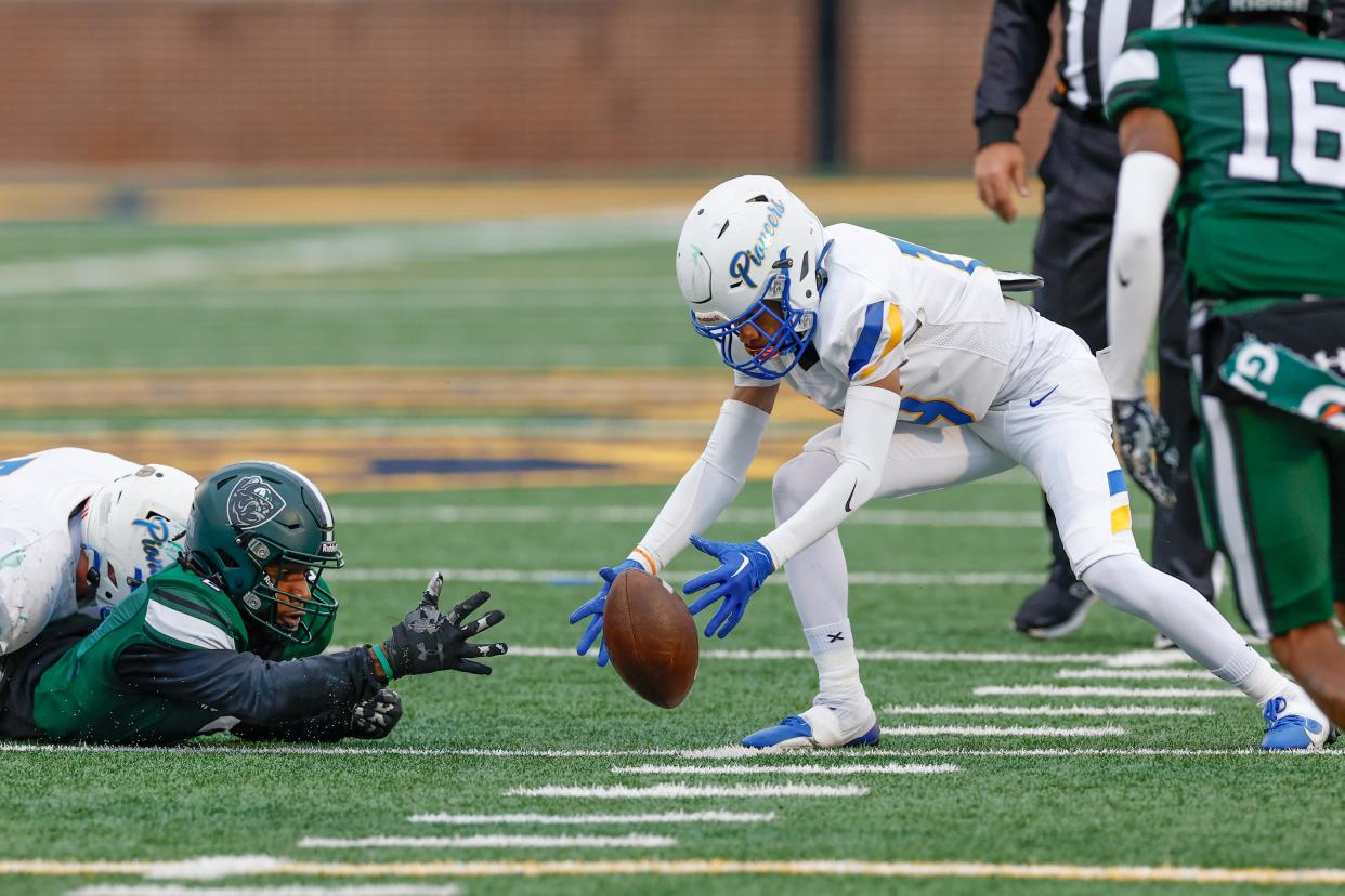 Stillwater's Trace Clark (19) recovers a Muskogee fumble during the second half of the OSSAA 6AII State Football Championship Game at UCO in Edmond, Okla. Friday, Dec. 1, 2023.