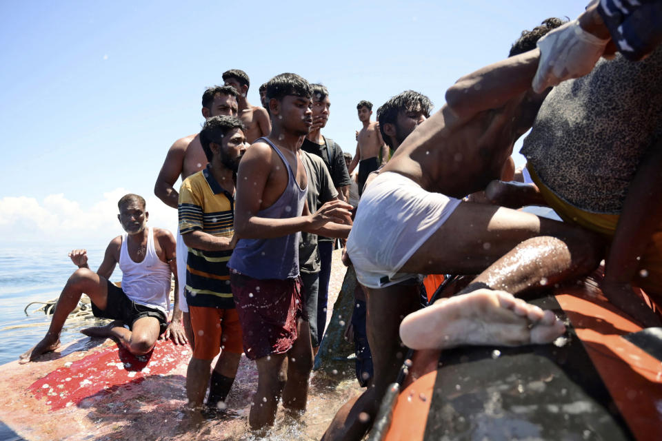 Refugiados rohinya suben a una embarcación de la Agencia Nacional de Búsqueda y Rescate tras el naufragio del barco en el que viajaban, frente a Aceh Occidental, Indonesia, el 21 de marzo de 2024. (AP Foto/Reza Saifullah)