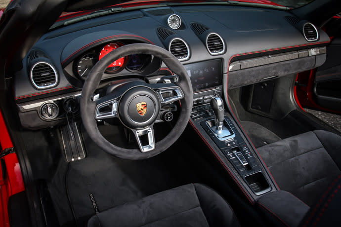 觸手可及的地方皆以Alcantara麂皮包覆，並以大量鋁合金及碳纖維飾板，輔以紅色縫線的點綴，使718 Boxster GTS細節更為出色。版權所有/汽車視界