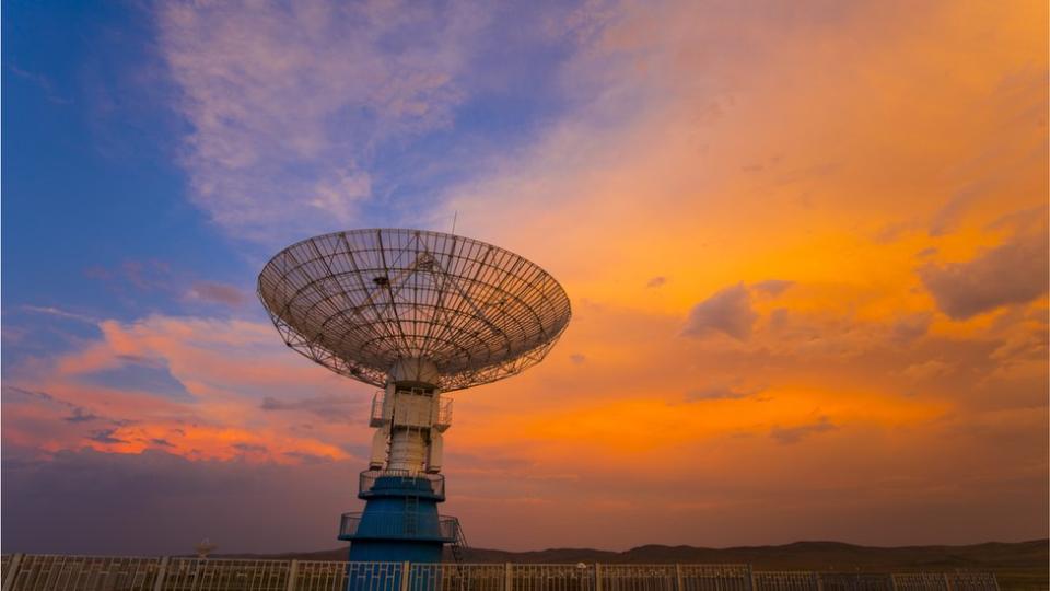 Telescopio al atardecer.