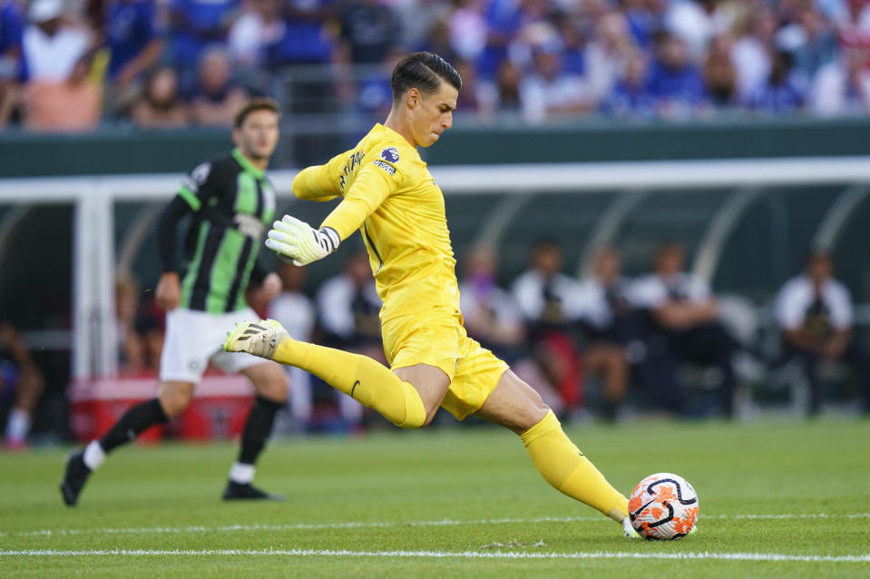 El arquero de Chelsea Kepa Arrizabalaga despeja el balón durante el partido de pretemporada contra Brighton, el sábado 22 de julio de 2023, en Filadelfia. (AP Foto/Chris Szagola)