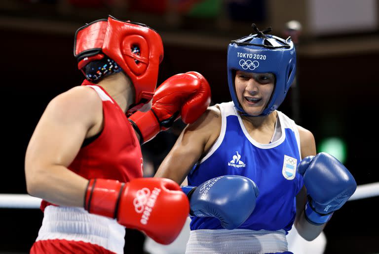 Esra Yildiz (roja) del Equipo Turquía intercambia golpes con Dayana Erika Iohanna Sanchez del Equipo Argentina durante el Ligero Femenino (57-60 kg)Esra Yildiz (roja) del Equipo Turquía intercambia golpes con Dayana Erika Iohanna Sanchez del Equipo Argentina durante el Ligero Femenino (57-60 kg)