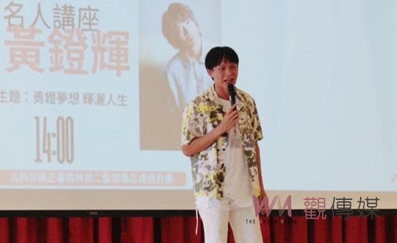 （觀傳媒雲林新聞）【記者蘇榮泉／雲林報導】台灣知名藝人黃鐙輝18日於雲林第二監獄舉辦生命講座，以他自身的奮鬥故事鼓舞收容人，傳遞「不放棄就有希望」的正能量。以幽默風趣著稱的黃鐙輝，從諧星到戲劇男主角，走過一條充滿挑戰的演藝道路，這次他與收容人分享如何堅持夢想、面對現實困難，並最終找到屬於自己的舞台。