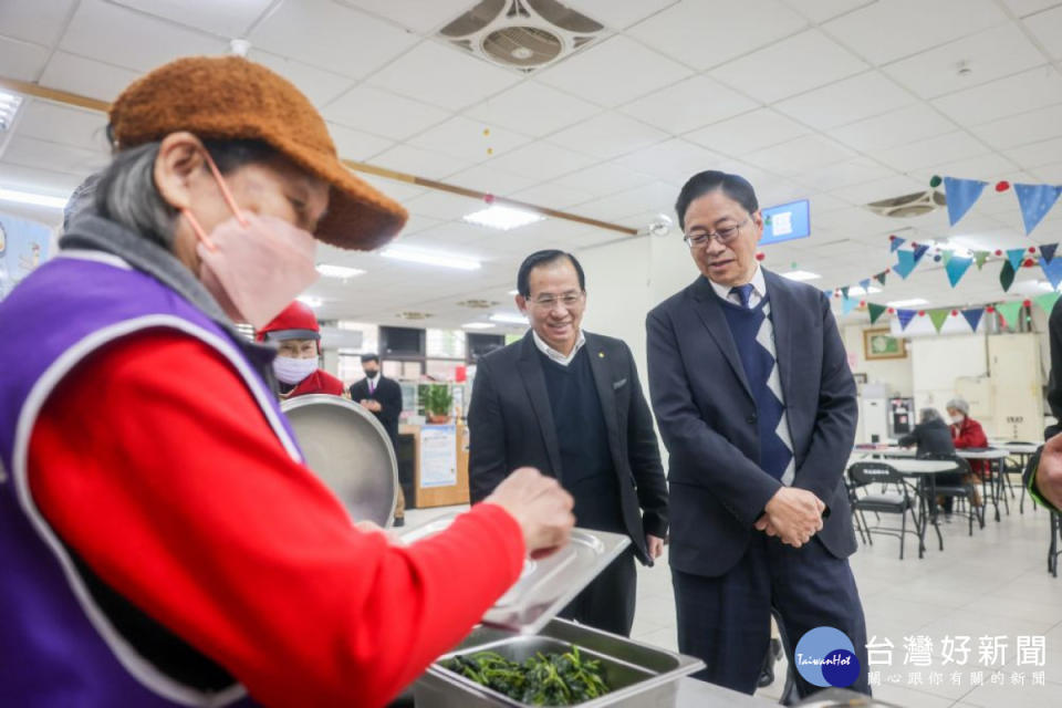 市長視察龜山區陸光里社區關懷據點供餐情形。