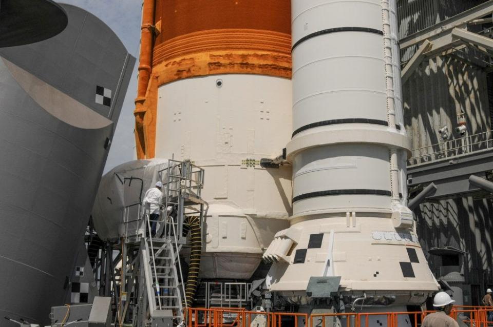NASA’s Space Launch System (SLS) rocket is seen at Launch Pad 39B Thursday, Sept. 8, 2022, at NASA’s Kennedy Space Center in Florida as teams work to replace the seal on an interface, called the quick disconnect, between the liquid hydrogen fuel feed line on the mobile launcher and the rocket.