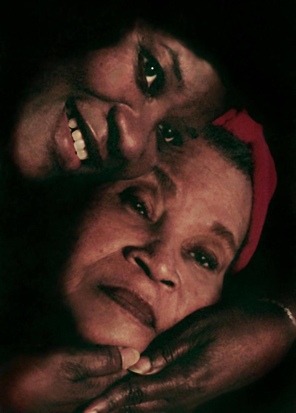 En esta foto de archivo del 17 de agosto de 1999, la reportera del Miami Herald Bea Hines y su madre Ida Belle Johnson, entonces de 80 años, comparten un vínculo. Candace Barbot/Miami Herald file