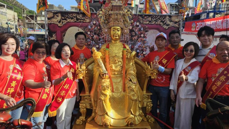 蘭陽媽祖文化節一早金媽祖神尊從南天宮海巡起航。（記者張正量攝）