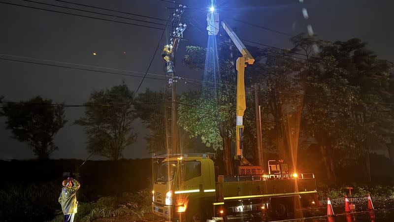 台電指出，鳳山區處同仁今（2）日晚間赴高雄市大寮區進行電桿斷線修復作業。（圖／台電提供）