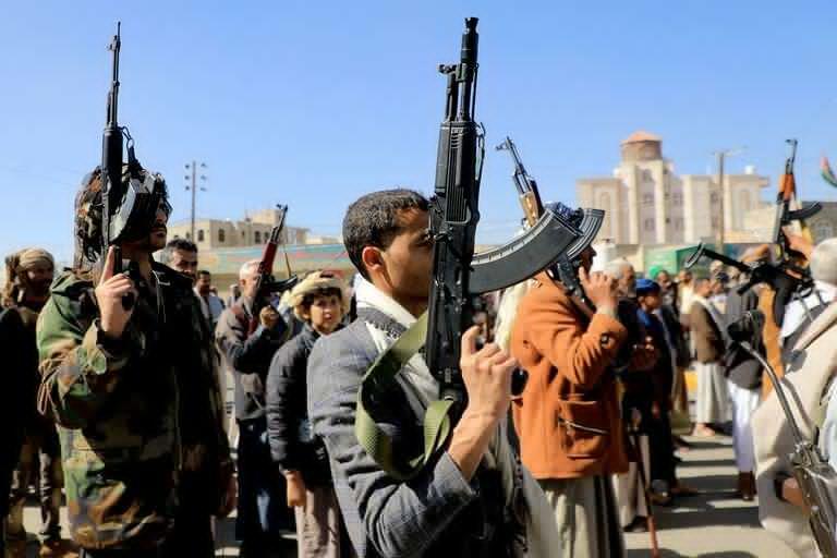 Los rebeldes hutíes empuñan sus armas durante una marcha en solidaridad con el pueblo palestino en la capital de Yemen, Saná, el 11 de enero de 2024.