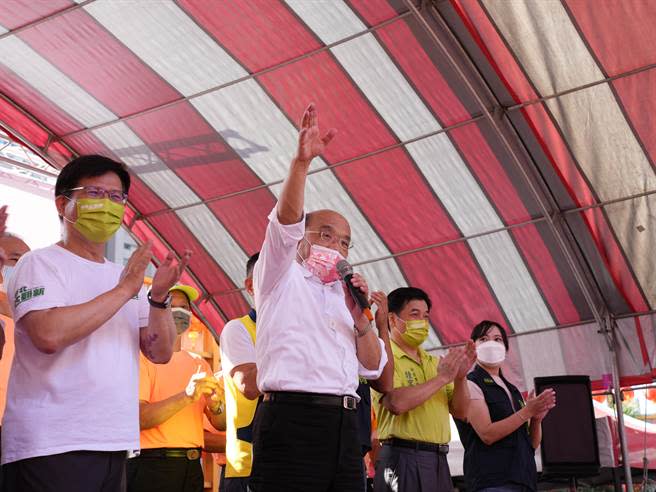 行政院長蘇貞昌近期跑輔選行程時，被發現頻頻提到中國軍演，遭質疑是否又大賣特賣「芒果乾」，消費亡國感；對此蘇貞昌1日表示，中國武力擴張，危急區域、世界的和平，台灣身為國際社會的一員，也要跟自由民主的國家站在一起保衛區域和平。(黃敬文攝)