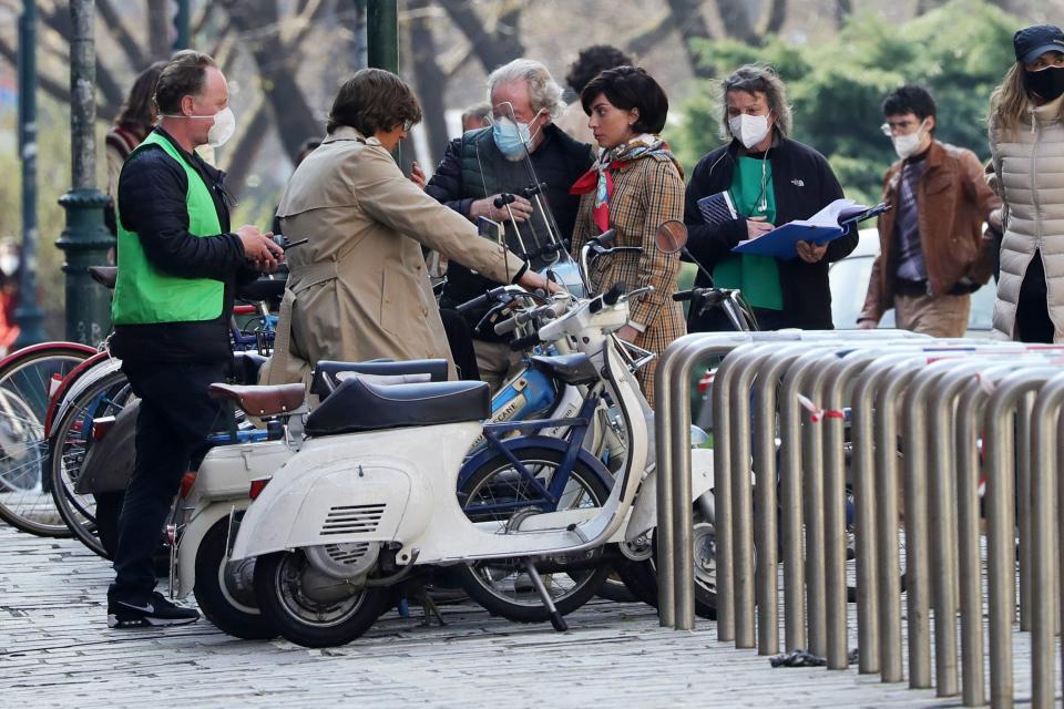 <p>Lady Gaga in versione bruna, foulard in testa e impermeabile strizzato in vita, è a Milano sul set di "House of Gucci". Il film racconta l'omicidio di Maurizio Gucci, commissionato dall'ex moglie Patrizia Reggiani nel 1995. Altre scene della pellicola sono già state girate a Roma e a Gressoney, in Val d'Aosta. (Photo by Vittorio Zunino Celotto/Getty Images)</p> 