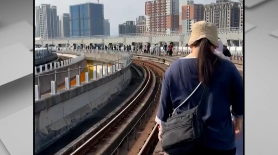 ▼環狀線發生軌道位移，緊急停駛，乘客下車走軌道疏散。（圖／東森新聞）