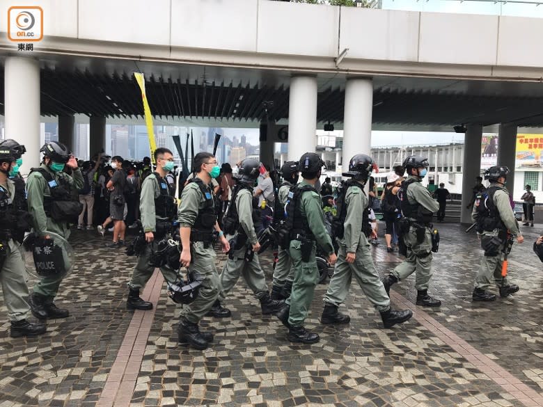 在尖沙咀碼頭，防暴警在附近巡邏。(吳鎮興攝)