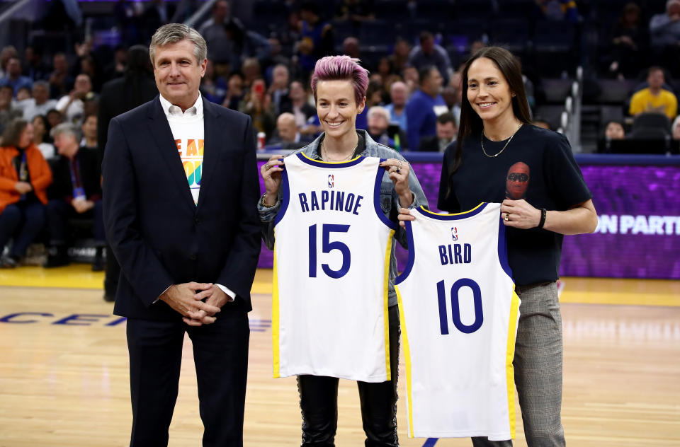 In October, Welts (left) presented U.S. women&rsquo;s national soccer team captain&nbsp;Megan Rapinoe and WNBA star Sue Bird with Golden State Warriors' jerseys. (Photo: Ezra Shaw via Getty Images)