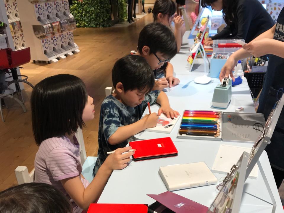 Kids drawing at a mall