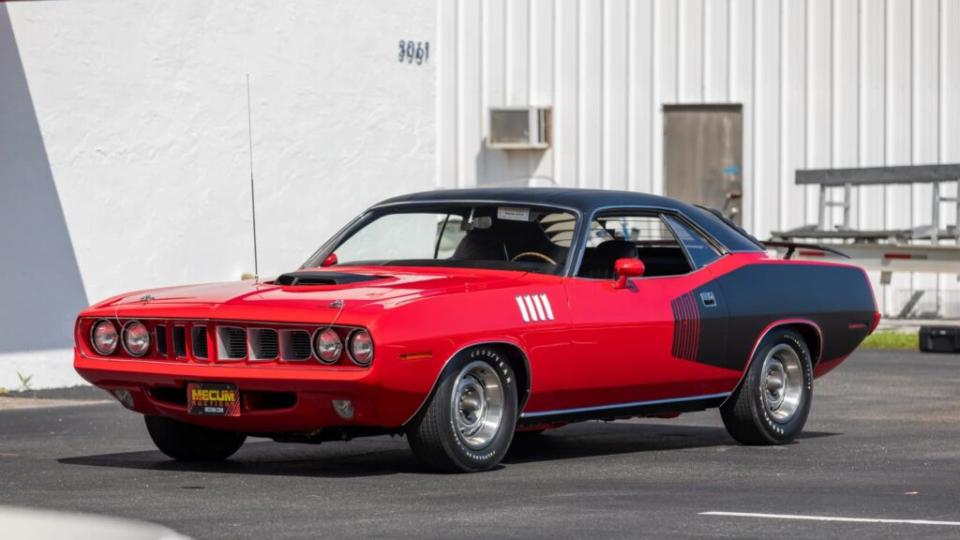 Mecum Auctions nears a groundbreaking $300 million in January sales, setting new industry benchmarks with auctions.