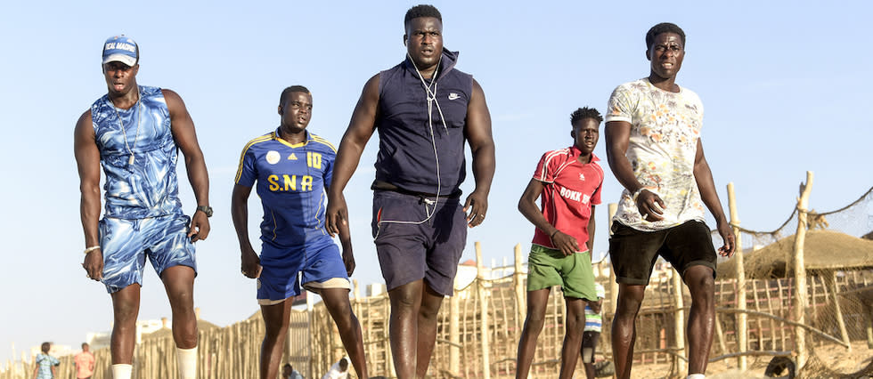 Jeunes Sénégalais sur une plage à Dakar, le 24 novembre 2020.
