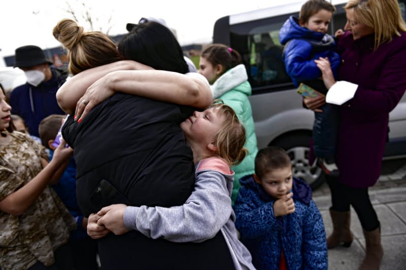 2022年3月15日，住在西班牙的21歲烏克蘭女孩等到了自己從祖國逃出的家人。（美聯社）