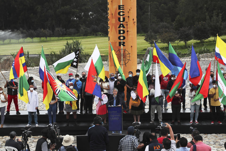 El candidato presidencial Guillermo Lasso, representante del partido Creando Oportunidades o CREO, habla en un mitin de campaña en Cayambe, Ecuador, el miércoles 7 de abril de 2021. Lasso, exbanquero y rival Andrés Arauz, protegido del expresidente Rafael Correa, competir en una segunda ronda de votaciones el próximo domingo 11 de abril. (AP Foto/Dolores Ochoa)