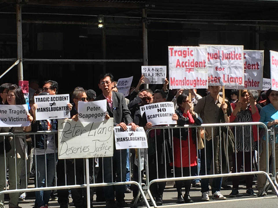 Protesters support former New York Police Officer Peter Liang outside a Brooklyn courthouse before his sentencing for manslaughter in the killing of Akai Gurley, in New York April 19, 2016.  REUTERS/Joseph Ax