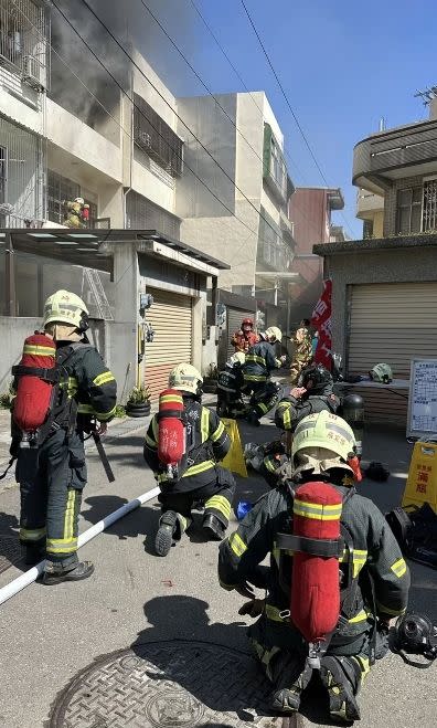 竹北透天民宅3樓竄出濃濃黑煙。（新竹縣消防局提供）