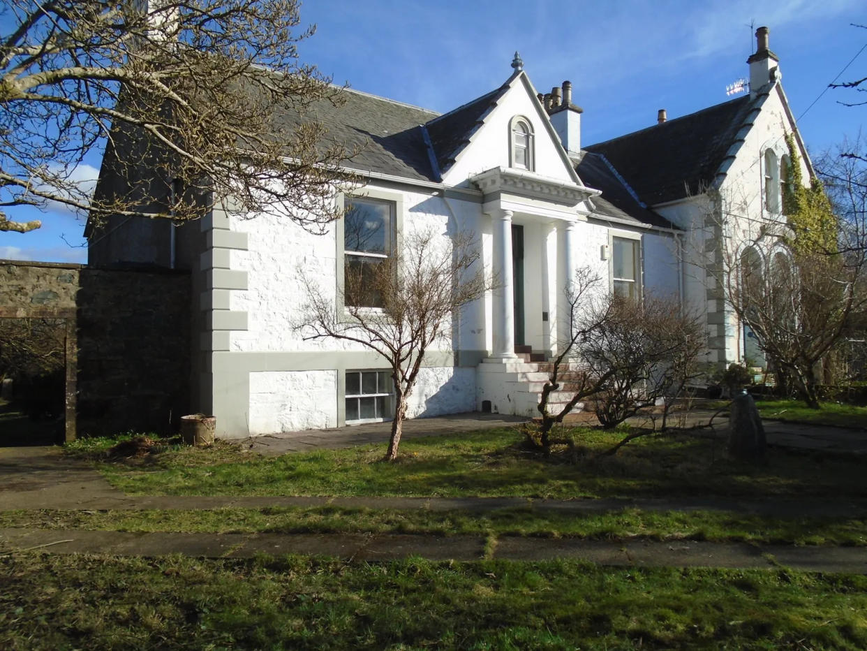 Six-bed detached in Scotland on sale for £400,000. (Zoopla)