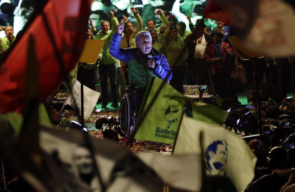 El candidato presidencial del partido gobernante en Ecuador, Lenin Moreno, habla con sus partidarios durante un acto de campaña en Quito el miércoles 15 de febrero de 2017. El presidente Rafael Correa espera entregar la antorcha de su "Revolución Ciudadana" a Moreno, su sucesor elegido. Por primera vez en una década Correa no competirá cuando los ecuatorianos vayan a las urnas el domingo 19 de febrero para elegir presidente. (AP Foto/Dolores Ochoa)