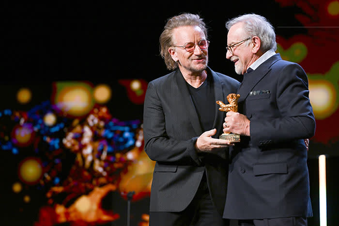 Spielberg recibe el Oso de Oro de Berlín de manos del cantante de U2, Bono