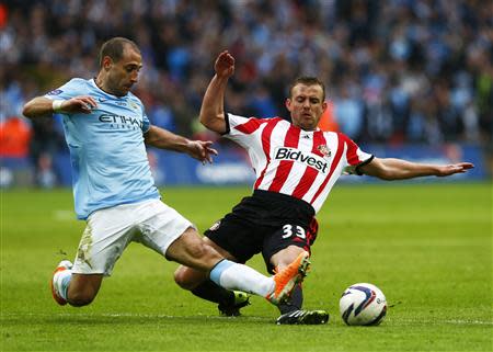 Manchester City's Pablo Zabaleta (L) challenges Sunderland's Lee Cattermole during their English League Cup final soccer match at Wembley Stadium in London March 2, 2014. REUTERS/Eddie Keogh