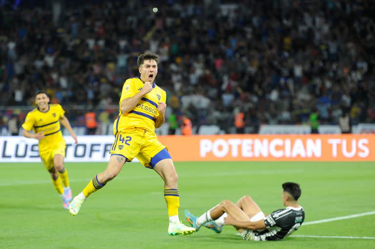 Blondel festeja su gol ante Central Córdoba; el lateral podría meterse en el equipo titular por la Copa Libertadores