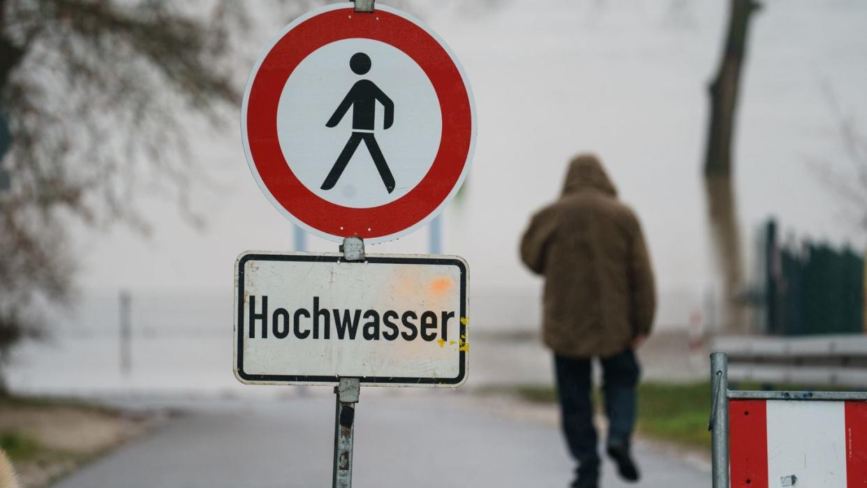 Ein Schild weist Anfang Februar am Rheinufer im hessischen Eltville auf die Gefahr durch Hochwasser hin.