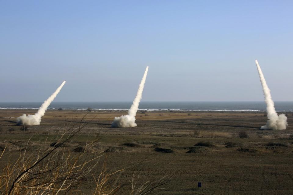 北約部隊的美國、法國軍隊在羅馬尼亞進行軍演，試射海馬斯多管火箭系統。   圖:翻攝自推特/Dan Neculaescu @DanNeculaescu