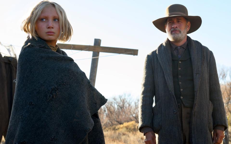 Captain Jefferson Kyle Kidd (Tom Hanks) und Johanna Leonberger (Helena Zengel) bilden im Western "Neues aus der Welt" ein ungewöhnliches Duo. (Bild: Bruce W. Talamon / Universal Pictures / Netflix)