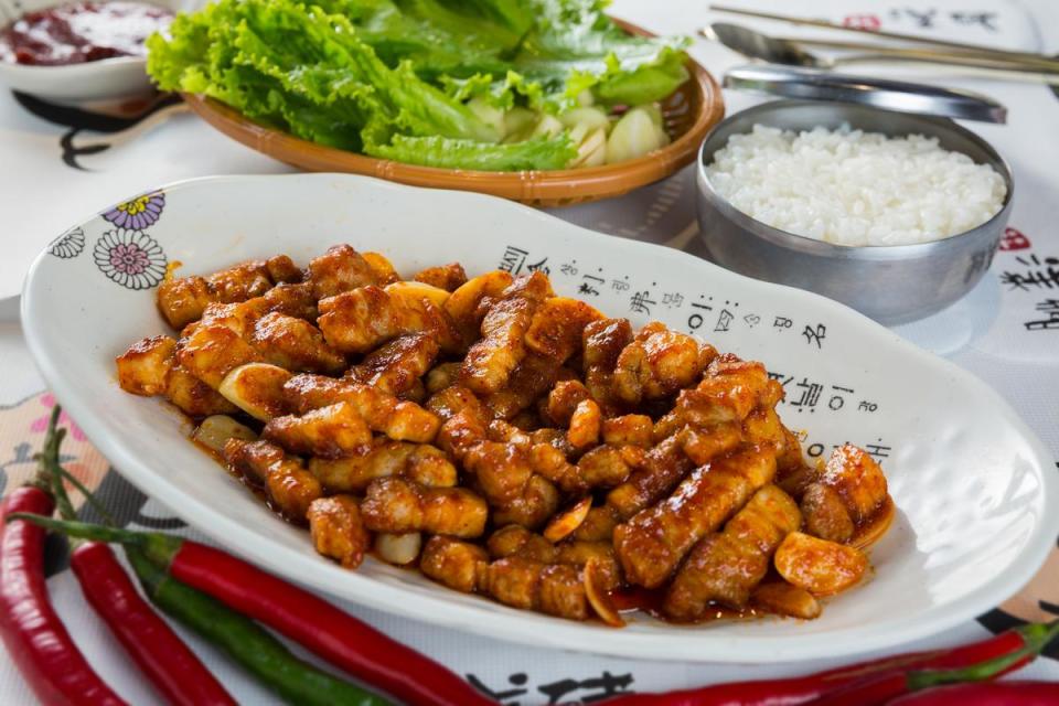 「秘醬豬五花」是將五花肉條與蒜頭、韓式辣醬大火爆炒。（680元／份）