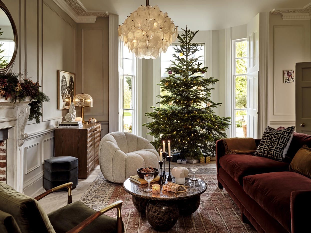  A living room decorated with a Christmas tree. 