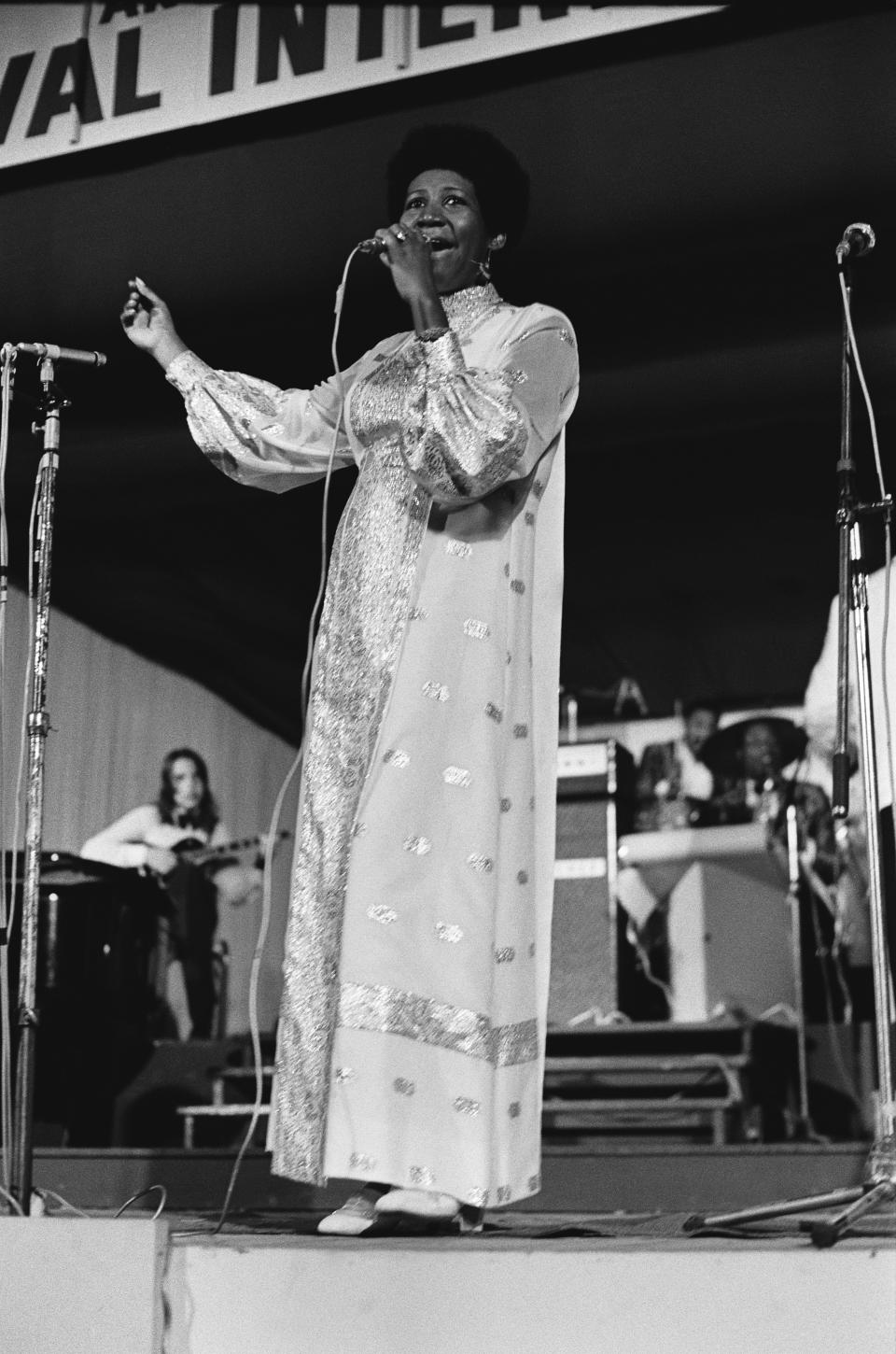 <p>Aretha Franklin tritt bei einem Jazz-Festival in einem bestickten Kaftan-Kleid mit Ballonärmeln auf – dazu ein klitzekleiner Afro. (Foto von GAMMA/Gamma-Rapho via Getty Images) </p>