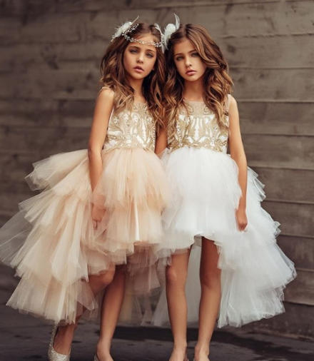 雙胞胎姊妹的美貌動人，如今已是多家童裝品牌代言人。（圖／翻攝自clementstwins IG）