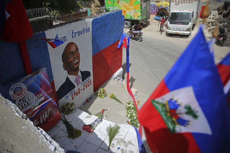 Un mural con el retrato del difunto presidente Jovenel Moïse adorna una pared en el vecindario Kenscoff de Puerto Principe