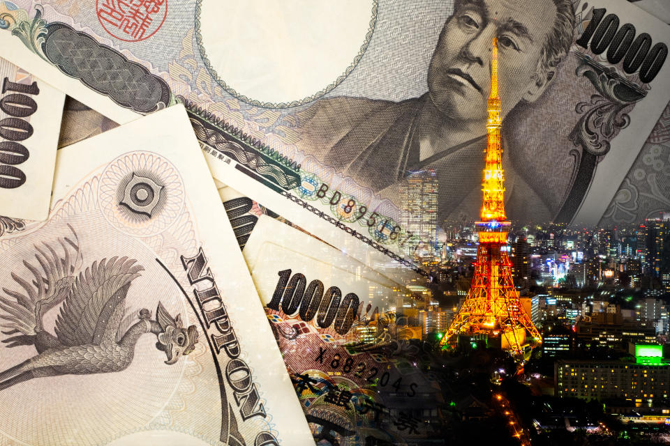 Imágenes de billetes de yen y la torre de Tokio. Foto: Getty Images. 