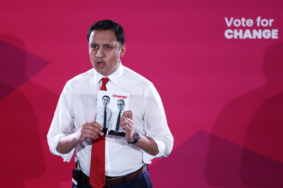 Scottish Labour leader Anas Sarwar launches the party's general election manifesto (Getty Images)
