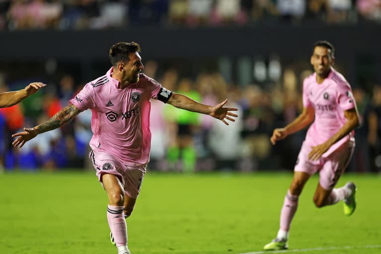 Lionel Messi sale corriendo a festejar su gol en el final del partido, el que le dio el triunfo a Inter Miami sobre Cruz Azul en el inicio de la Leagues Cup